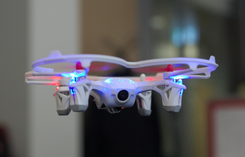Пульт управления коптером Hubsan H107D оснащается экраном